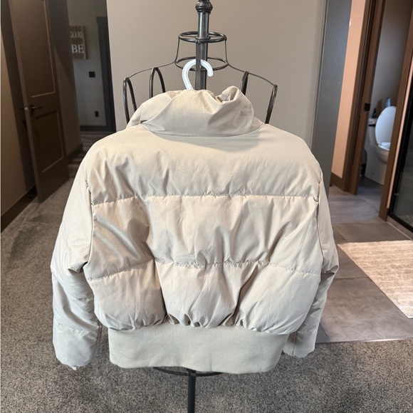 Women’s  beige Puffer Jacket cropped wide elastic waist band - Picture 7 of 7
